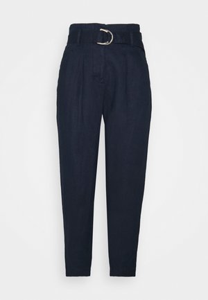 Marine farvede linbukser med høj talje, plisseelementer, bæltet med en sølvmetalspænde, tapered ben og uden synlige lommer.
