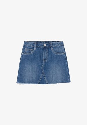 Jupe en denim bleu moyen avec un ourlet effiloché, présentant une couture avant et une taille standard équipée de passants de ceinture et de poches avant.