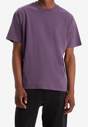 T-shirt violet à manches courtes en coton doux avec une coupe décontractée, arborant un logo "Levi's" subtilement brodé sur la poitrine.