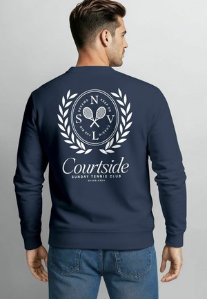 Marineblaues Sweatshirt mit einem weißen runden Design, das Tennisschläger, Lorbeer-Akzente und den Text "Courtside Sunday Tennis Club" zeigt.