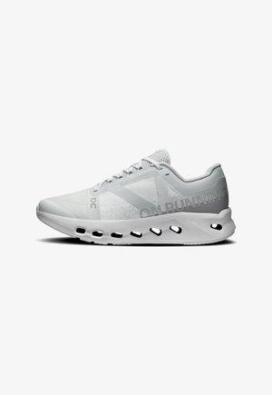 Lichtgrijze hardloopschoen met mesh bovenwerk, geperforeerde zool voor ventilatie en "ON RUNNING" branding langs de zijkant.