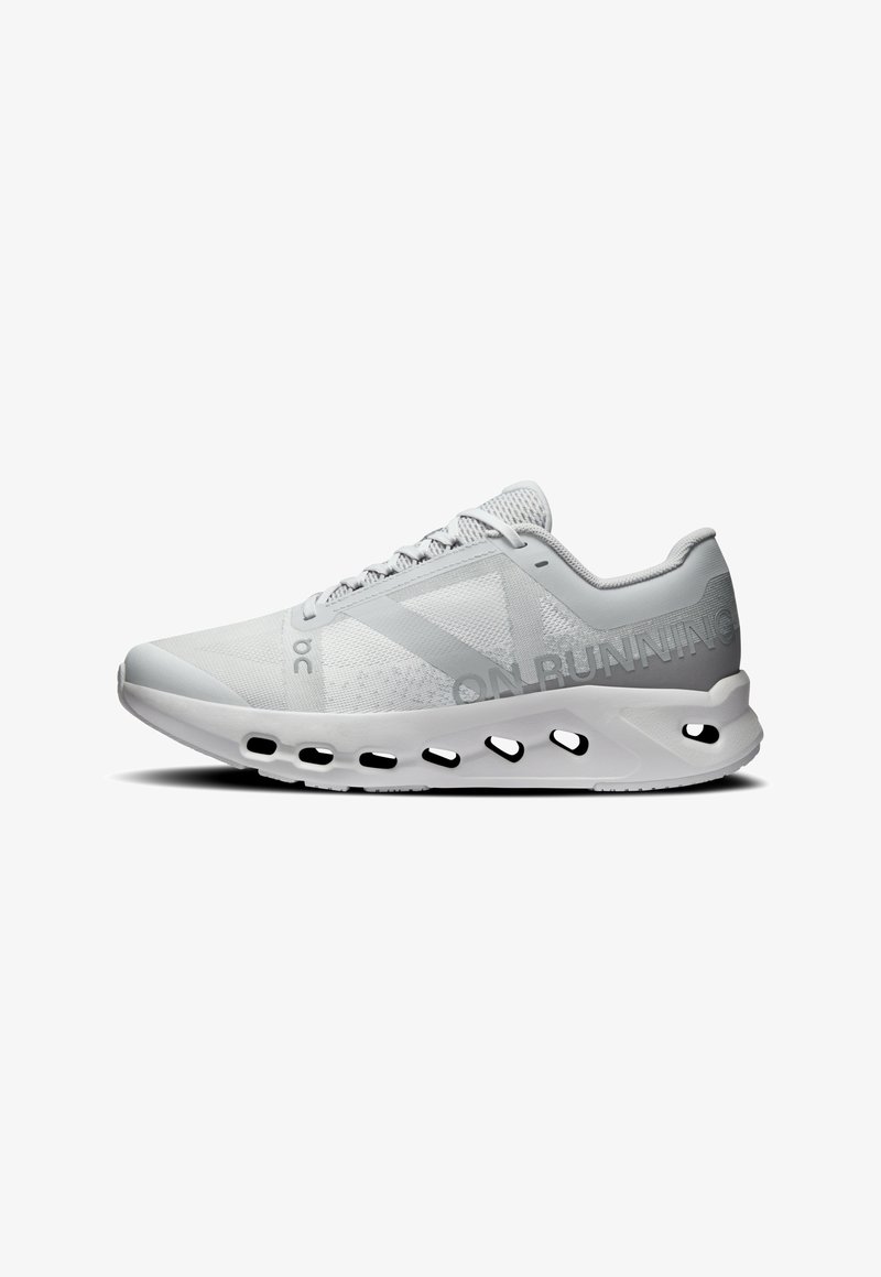 Chaussure de course gris clair avec dessus en mesh, semelle perforée pour la ventilation, et marquage "ON RUNNING" sur le côté.