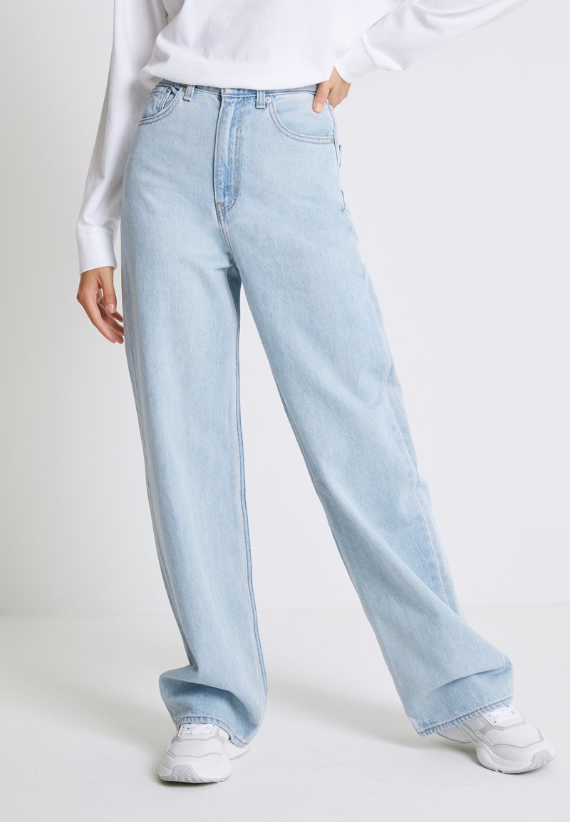 Levi's® HIGH LOOSE - Calças de ganga à boca de sino - light indigo - flat finish