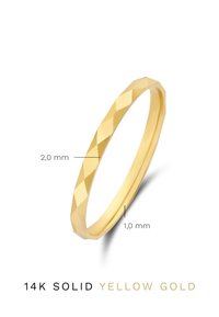 Bague en or jaune avec surface facettée, largeur de 2,0 mm et épaisseur de 1,0 mm, marquée comme or 14K solide.