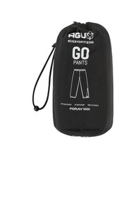 Schwarze wasserdichte Hosen in einer Tasche für die Aufbewahrung, mit dem Text "GO PANTS" und Details wie "PORAY 5000", was für Atmungsaktivität und Schutz spricht.