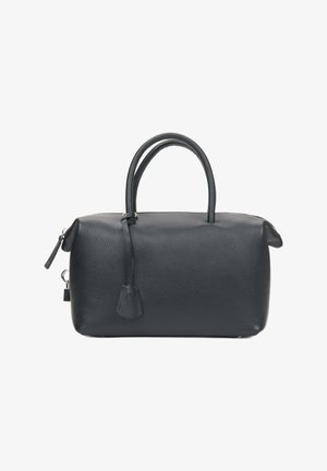 Zwarte leren handtas met een gestructureerde afwerking, ronde bovenkant, twee handvatten en een ritssluiting. Voorzien van een kleine leren kwast en zilveren hardware.