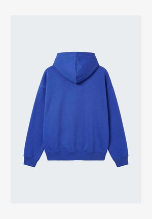 Sweat à capuche bleu vu de dos avec manches longues, poignets et ourlet côtelés sur un fond uni.