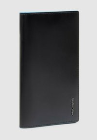 Zwarte leren portemonnee met een gladde textuur, rechthoekige vorm en contrasterende blauwe stiksels. Heeft subtiele branding die op de voorkant is geperst.