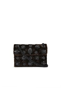 Borsa a tracolla in velluto marrone con chiusura a pattina, decorata con applicazioni floreali nere e una tracolla a catena. Presenta una superficie testurizzata.