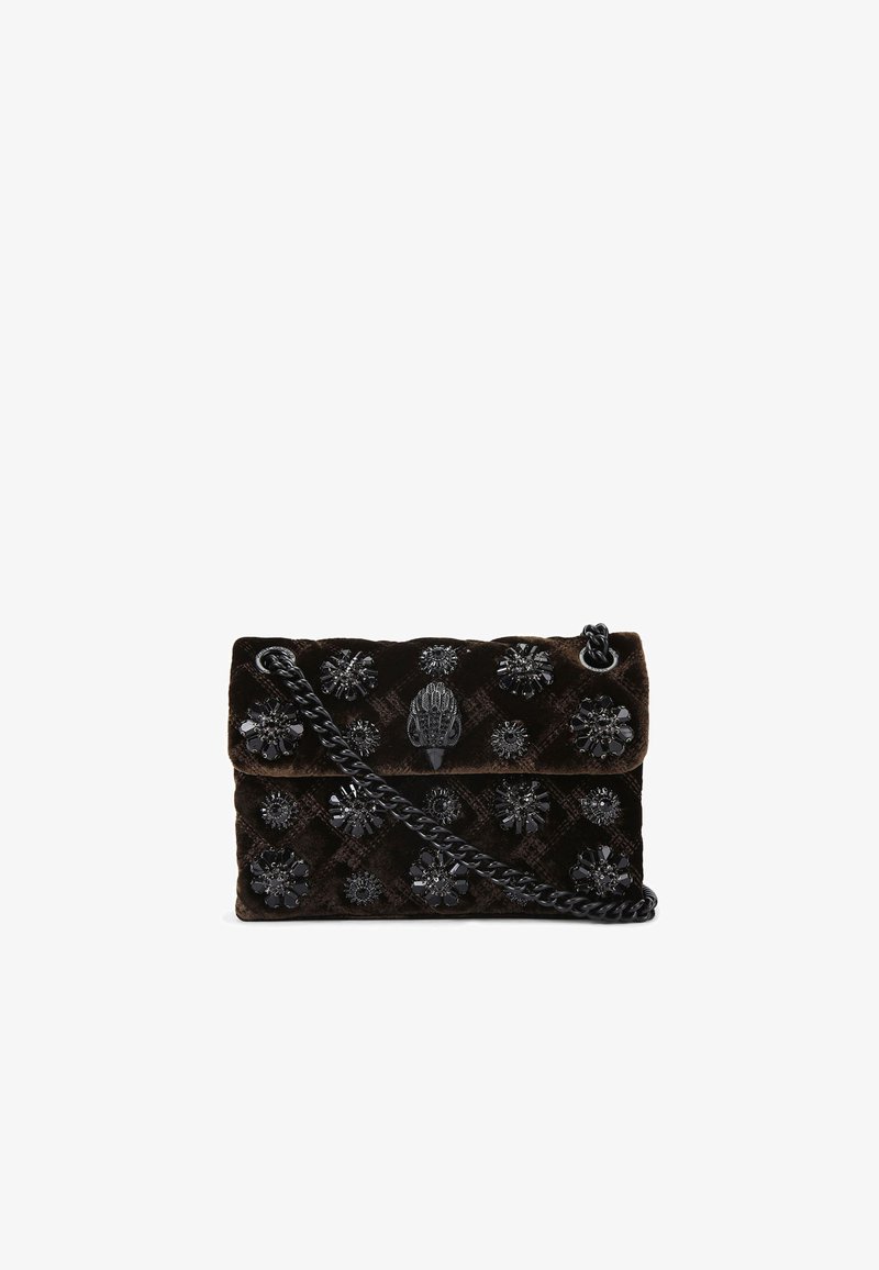 Borsa a tracolla in velluto marrone con chiusura a pattina, decorata con applicazioni floreali nere e una tracolla a catena. Presenta una superficie testurizzata.