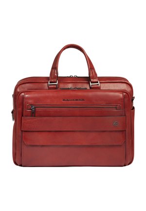 Valigetta in pelle rossa con due manici, tasca frontale con cerniera e scomparto con patta, progettata per uso professionale.