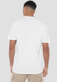 Weißes Baumwoll-T-Shirt mit einfachem Rundhalsausschnitt, kurzen Ärmeln und geradem Schnitt. Glatte Textur und lockere Passform, keine sichtbaren Details.