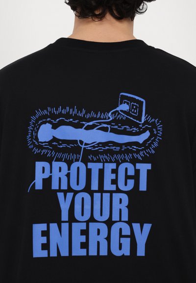Schwarzes T-Shirt mit einem blauen Grafikdesign auf dem Rücken, das den Satz "PROTECT YOUR ENERGY" und eine Figur, die mit einer Steckdose verbunden ist, zeigt.