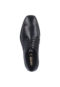 Chaussure habillée en cuir noir avec un bout carré, un design à lacets et une texture lisse. Marque "GEOX RESPIRA" visible à l'intérieur.