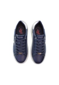 Navy syntetiska sneakers med vita gummisulor, texturerade sidodetaljer, platta snörning och logotypdetalj på tungan. Silverfärgad klackdetalj.