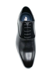 Chaussure habillée en cuir noir avec un bout pointu, une finition lisse et un design traditionnel à lacets comportant six œillets.