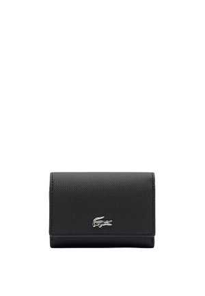 Portefeuille noir texturé avec une fermeture à rabat, arborant un logo de crocodile en argent à l'avant, fabriqué en matériau durable. Design compact et rectangulaire.
