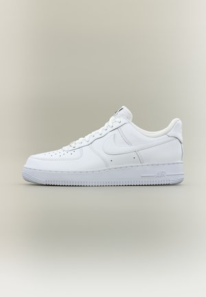Nike Sportswear AIR FORCE 1 07 FLYEASE - Маратонки - white