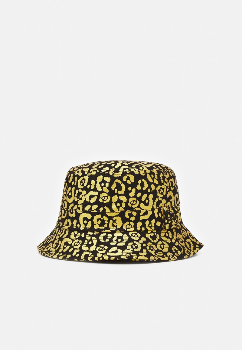Chapeau bob noir avec un motif léopard doré brillant, présenté sur un fond blanc uni.
