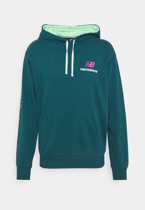 Felpa con cappuccio turchese con interno verde menta, dotata di tasca frontale, coulisse bianche e logo New Balance rosa sul petto e sulla manica.