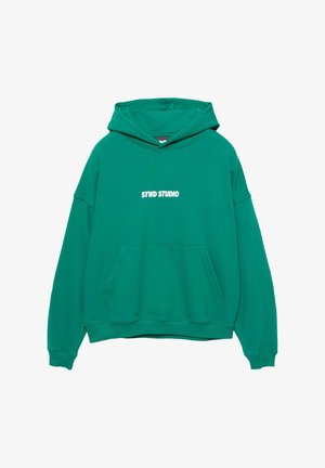 Vihreä puuvillapusero, jossa on kengurulaukku ja valkoinen "STWD STUDIO" -logo etuosassa. Siinä on myös naruhuppu ja ribbikudotut hihansuut.