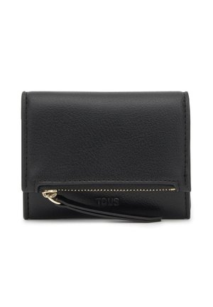 Cartera de cuero negro con bolsillo frontal con cremallera y una lengüeta para tirar, con el logo "TOUS" en relieve en el frente.