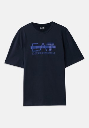 T-shirt de algodão azul-marinho com um corte solto, apresentando um logo brilhante da EA7 Emporio Armani em azul claro no peito.