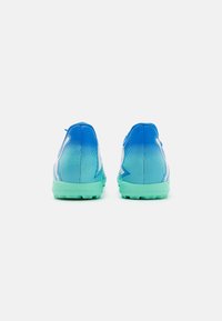 Scarpe sportive con una tomaia blu sfumata, suole verde chiaro e tessuto testurizzato. Presentano un design elegante e un tallone imbottito per il comfort.