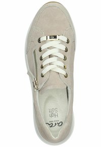 Helle beige Wildleder-Sneaker mit weißen Schnürsenkeln, einem goldenen Reißverschlussakzent und einer gepolsterten Innensohle. Mit runder Spitze und Gummisohle.