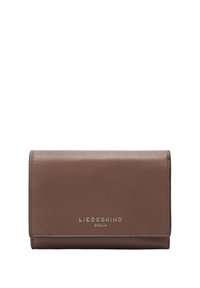 Portefeuille en cuir marron avec une texture lisse, design à rabat et détail de logo argenté à l'avant. Compact, avec des bords arrondis.