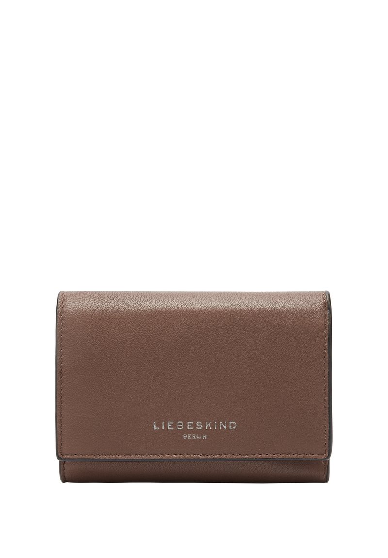Portefeuille en cuir marron avec une texture lisse, design à rabat et détail de logo argenté à l'avant. Compact, avec des bords arrondis.