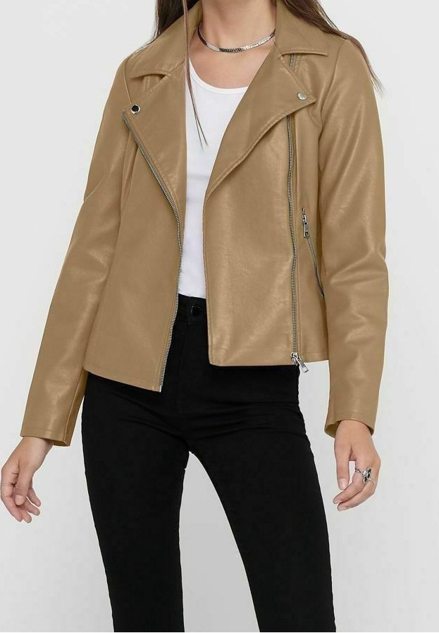 Giacca da biker in ecopelle color tan con zip frontale, colletto a scatto e finitura testurizzata. Presenta dettagli in metallo argentato e un design aderente.