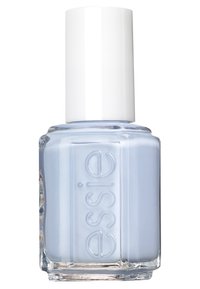 Smalto per unghie azzurro chiaro in una bottiglia di vetro trasparente di forma quadrata. Presenta un tappo cilindrico bianco e il nome del marchio inciso.