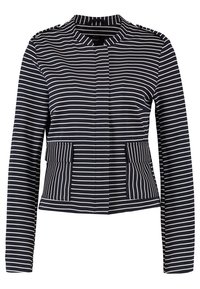Granatowo-biała marynarka w paski z okrągłym dekoltem, długimi rękawami i dwoma przednimi kieszeniami. Wykonana z teksturowanej tkaniny o dopasowanym kroju.