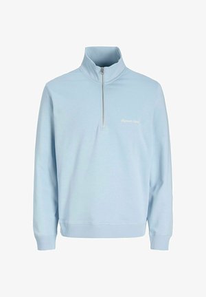 Lichtblauwe ritsvest met hoge kraag, geribbelde accenten en geborduurd logo op de borst. Zachte stof, casual pasvorm.