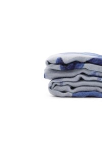 Tre sciarpe di cotone piegate in diverse tonalità di blu, caratterizzate da un mix di design a tinta unita e fantasie, texture morbida e disposizione a strati.