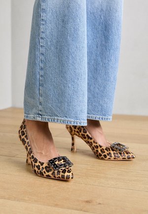 Tacones altos con estampado de leopardo, punta puntiaguda, hebilla decorativa negra en el frente y tacón stiletto delgado. Textura de tela suave.