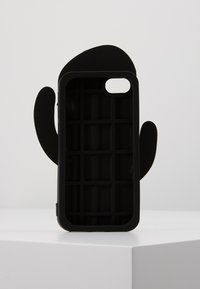 Coque de téléphone en silicone noir avec un intérieur à motif en grille texturé et des accents en forme de main ludiques sur les côtés. S'ajuste aux dimensions de l'appareil.