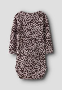 Body en imprimé léopard en tissu rose doux avec des manches longues, présentant un col rond et une coupe ajustée avec des bords inférieurs froncés.