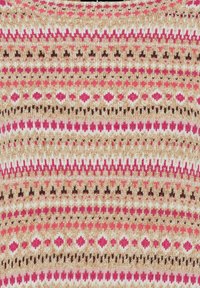 Gebreide stof met verschillende patronen in tinten roze, bruin en beige. Textuur met diamanten en zigzag motieven over het oppervlak.