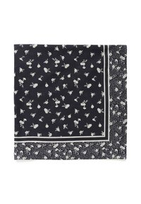 Pañuelo cuadrado navy hecho de una tela ligera, con un patrón floral blanco y un borde contrastante con un diseño floral más pequeño.