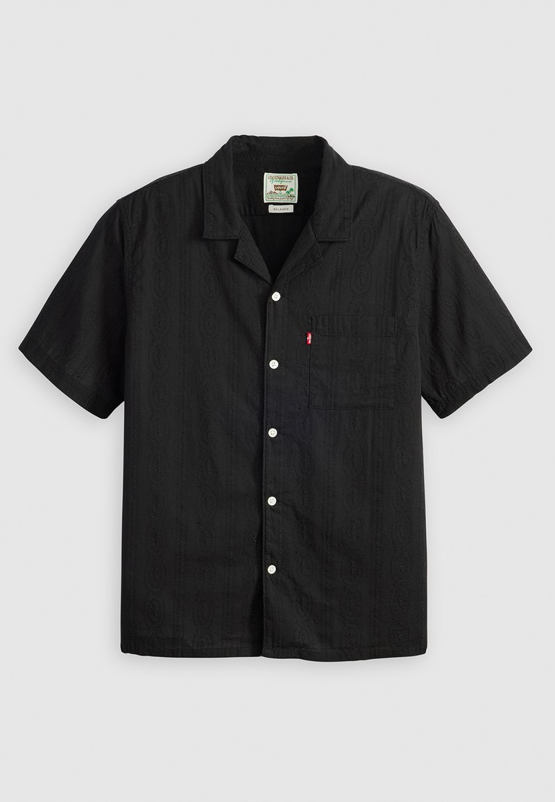Camisa negra de manga corta y botones con una textura estampada, con un bolsillo en el pecho y botones blancos. Logo de Levi's en el bolsillo.