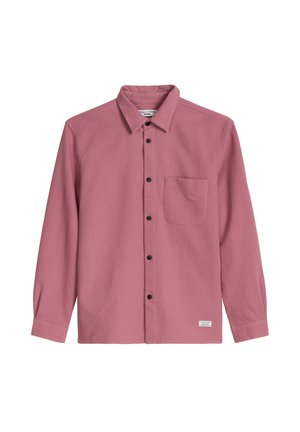 Roze blouse met lange mouwen, een kraag, een borstzak aan de linkerkant en zwarte knopen aan de voorkant.