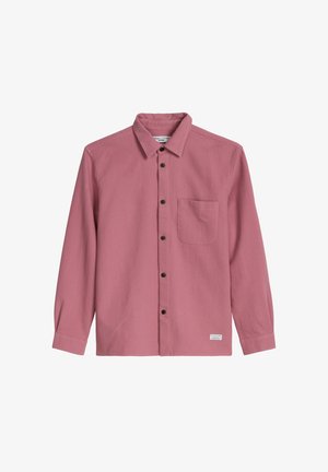 Różowa koszula na długi rękaw z kołnierzykiem, kieszenią na piersi po lewej stronie i czarnymi guzikami z przodu.