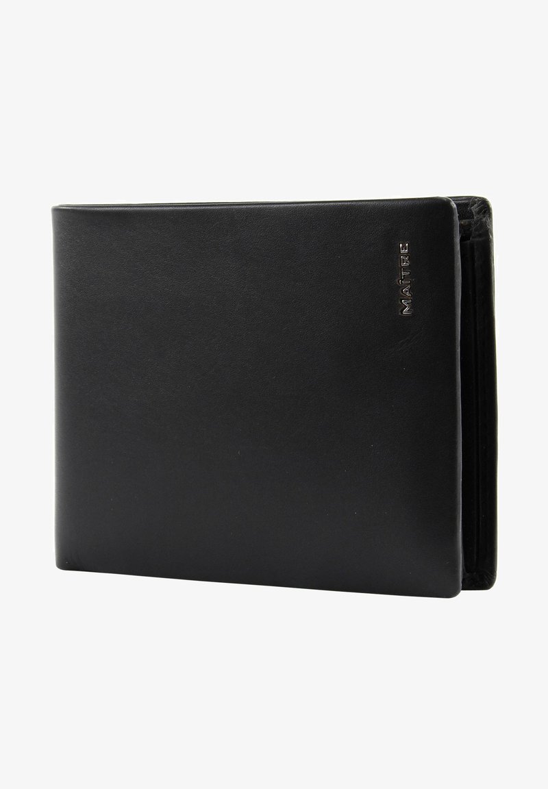 Svart läder bifold plånbok med slät yta, präglad logotyp på framsidan och flera kortfack synliga inuti.