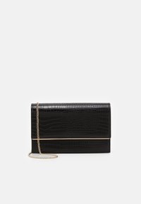 Clutch in pelle sintetica nera ad effetto coccodrillo con tracolla in metallo dorato, presenta una forma rettangolare e una finitura testurizzata.
