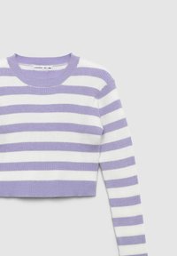 Top corto con strisce alternate viola e bianche, texture a costine, scollatura rotonda e maniche lunghe. Dettagli includono un orlo viola uniforme.