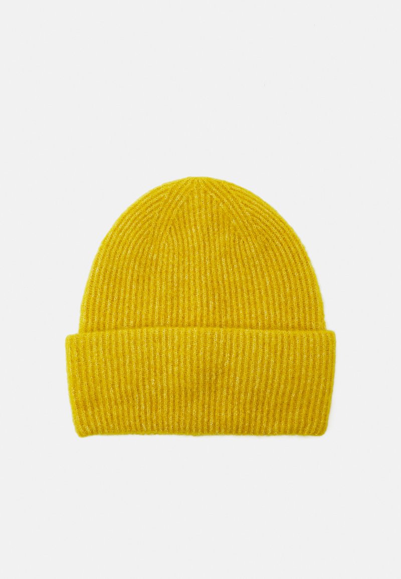 Geel geribde gebreide beanie met een opgerolde manchette. Gemaakt van zacht materiaal met een gestructureerde uitstraling, met verticale strepen erdoorheen.