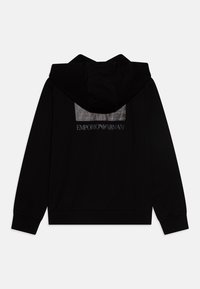 Hoodie nera con un grande logo sul retro, realizzata in morbido tessuto, dotata di tasca a marsupio e polsini a coste.