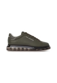 Sneaker sportivo verde oliva con materiale sintetico liscio, dettagli grigio chiaro, design con lacci e suola trasparente con ammortizzazione ad aria.